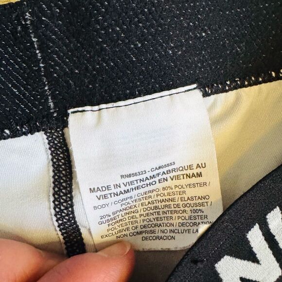 Nike Black and Gray Capris with Abstract Design - Picture 5 of 7